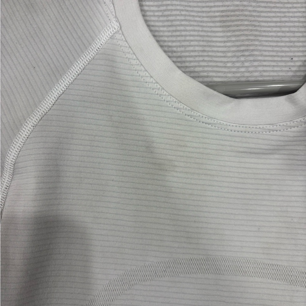 Lululemon swiftly tech size 4 - Picture 6 of 7